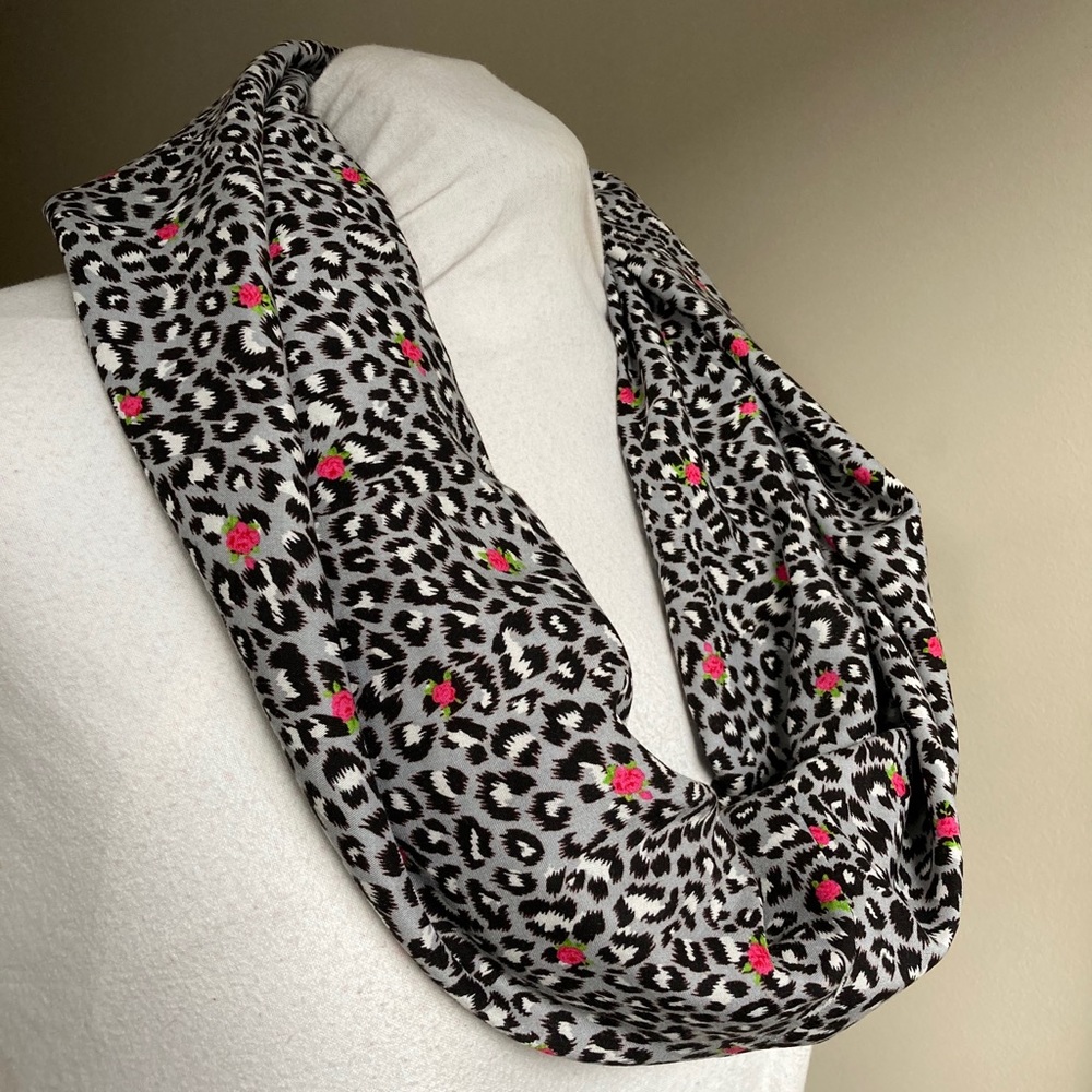 Hand made loop scarf - Picture 2 of 4